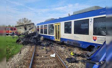 FOTO: Pri zrážke vlaku s kamiónom pri Dunajskej Strede zomrel 58-ročný kamionista a jazdec na koni Marián