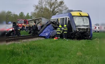 FOTO: Pri zrážke vlaku s kamiónom pri Dunajskej Strede zomrel 58-ročný kamionista a jazdec na koni Marián