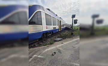 FOTO: Pri zrážke vlaku s kamiónom pri Dunajskej Strede zomrel 58-ročný kamionista a jazdec na koni Marián