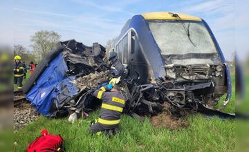 FOTO: Pri zrážke vlaku s kamiónom pri Dunajskej Strede zomrel 58-ročný kamionista a jazdec na koni Marián