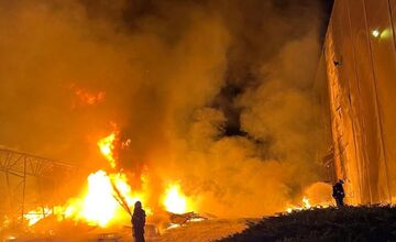 FOTO: V Novákoch horela obrovská hala plná plastových paliet 