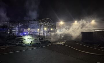 FOTO: V Novákoch horela obrovská hala plná plastových paliet 