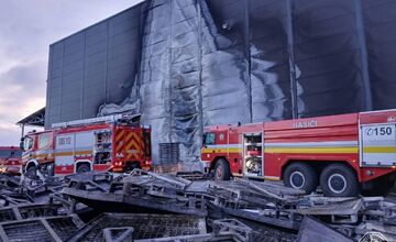 FOTO: V Novákoch horela obrovská hala plná plastových paliet 