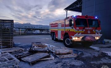 FOTO: V Novákoch horela obrovská hala plná plastových paliet 