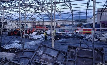 FOTO: V Novákoch horela obrovská hala plná plastových paliet 