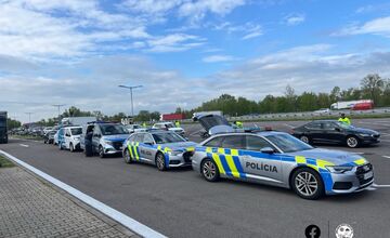 FOTO: Hromadná akcia policajtov pri Trenčíne