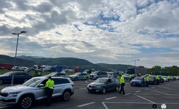 FOTO: Hromadná akcia policajtov pri Trenčíne