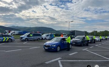 FOTO: Hromadná akcia policajtov pri Trenčíne