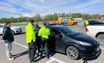 FOTO: Hromadná akcia policajtov pri Trenčíne