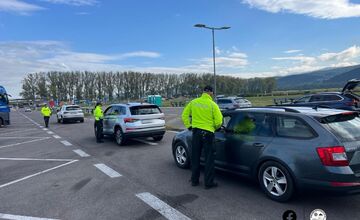 FOTO: Hromadná akcia policajtov pri Trenčíne