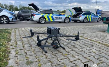 FOTO: Hromadná akcia policajtov pri Trenčíne