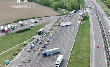 FOTO: Hromadná akcia policajtov pri Trenčíne