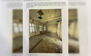 FOTO: Majite=l zburanej budovy tvrdí, že riaditeľka KUÚ v Trenčíne úmyselne zavádza, že objekt mal status NKP