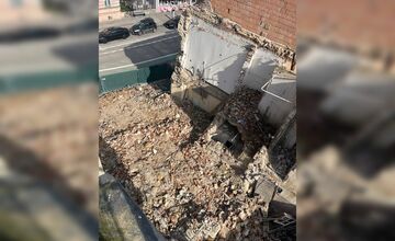 FOTO: Majite=l zburanej budovy tvrdí, že riaditeľka KUÚ v Trenčíne úmyselne zavádza, že objekt mal status NKP