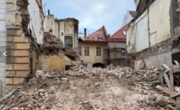 FOTO: Majite=l zburanej budovy tvrdí, že riaditeľka KUÚ v Trenčíne úmyselne zavádza, že objekt mal status NKP