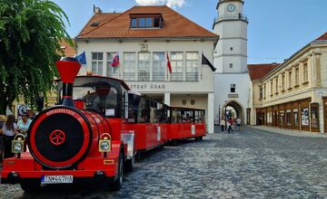 FOTO: Turistický vláčik v Trenčíne otvára sezónu
