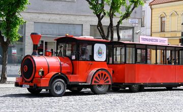 FOTO: Turistický vláčik v Trenčíne otvára sezónu