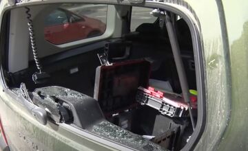 FOTO: Zlodeji vBánovciach vykradli osobné auto