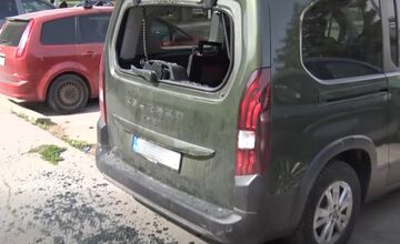FOTO: Zlodeji vBánovciach vykradli osobné auto