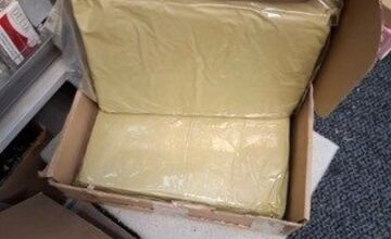 FOTO: Colníci odhalili veľký počet výrobkov so zakázanou látkou v trafike v Trenčíne 