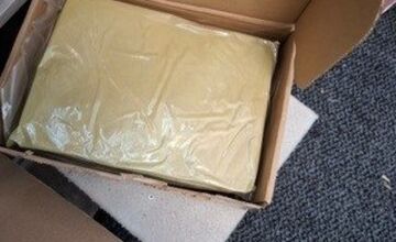 FOTO: Colníci odhalili veľký počet výrobkov so zakázanou látkou v trafike v Trenčíne 