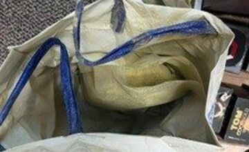 FOTO: Colníci odhalili veľký počet výrobkov so zakázanou látkou v trafike v Trenčíne 