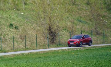 FOTO: Auto na cyklochodníku pri Považskej rozdelilo ľudí