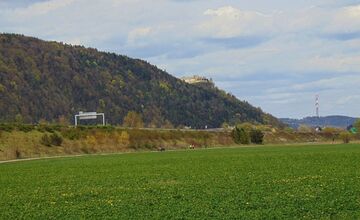 FOTO: Auto na cyklochodníku pri Považskej rozdelilo ľudí