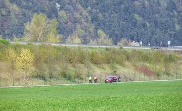 FOTO: Auto na cyklochodníku pri Považskej rozdelilo ľudí