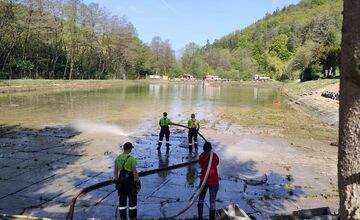 FOTO: Bazén v Opatovej je opäť vyčistený a napustení, návštevníci sú nadšení 