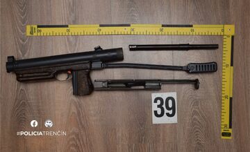 FOTO: Nelegálne zbrane a strelivo v byte