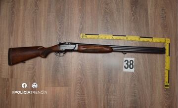 FOTO: Nelegálne zbrane a strelivo v byte