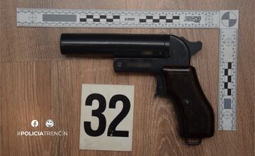 FOTO: Nelegálne zbrane a strelivo v byte