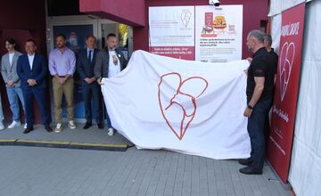 FOTO: Odhalili lavičku Borisa Sádeckého s AED