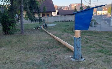 FOTO: V Trenčianskej Teplej neznámy páchateľ zrezal máj