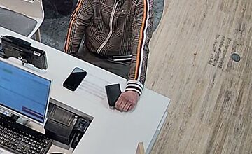 FOTO: Nepoznáte muža na fotografiách?