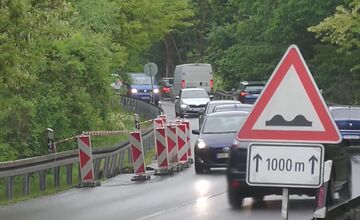 FOTO: Cesta medzi hornou Nitrou a Trenčínom je v zlom technickom stave
